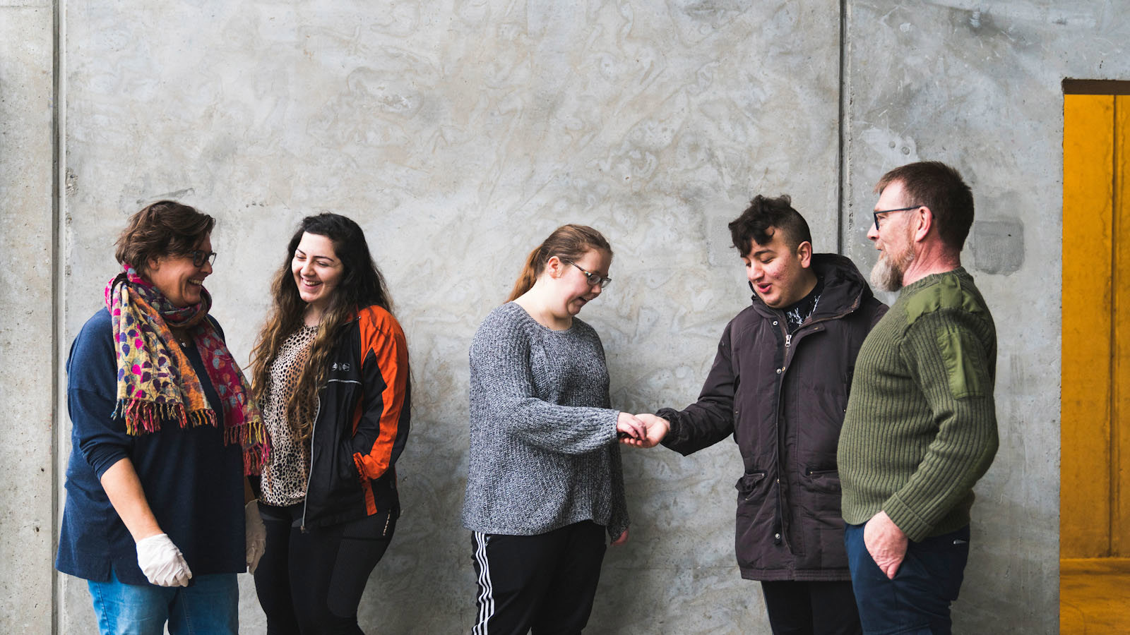 Unge der står sammen